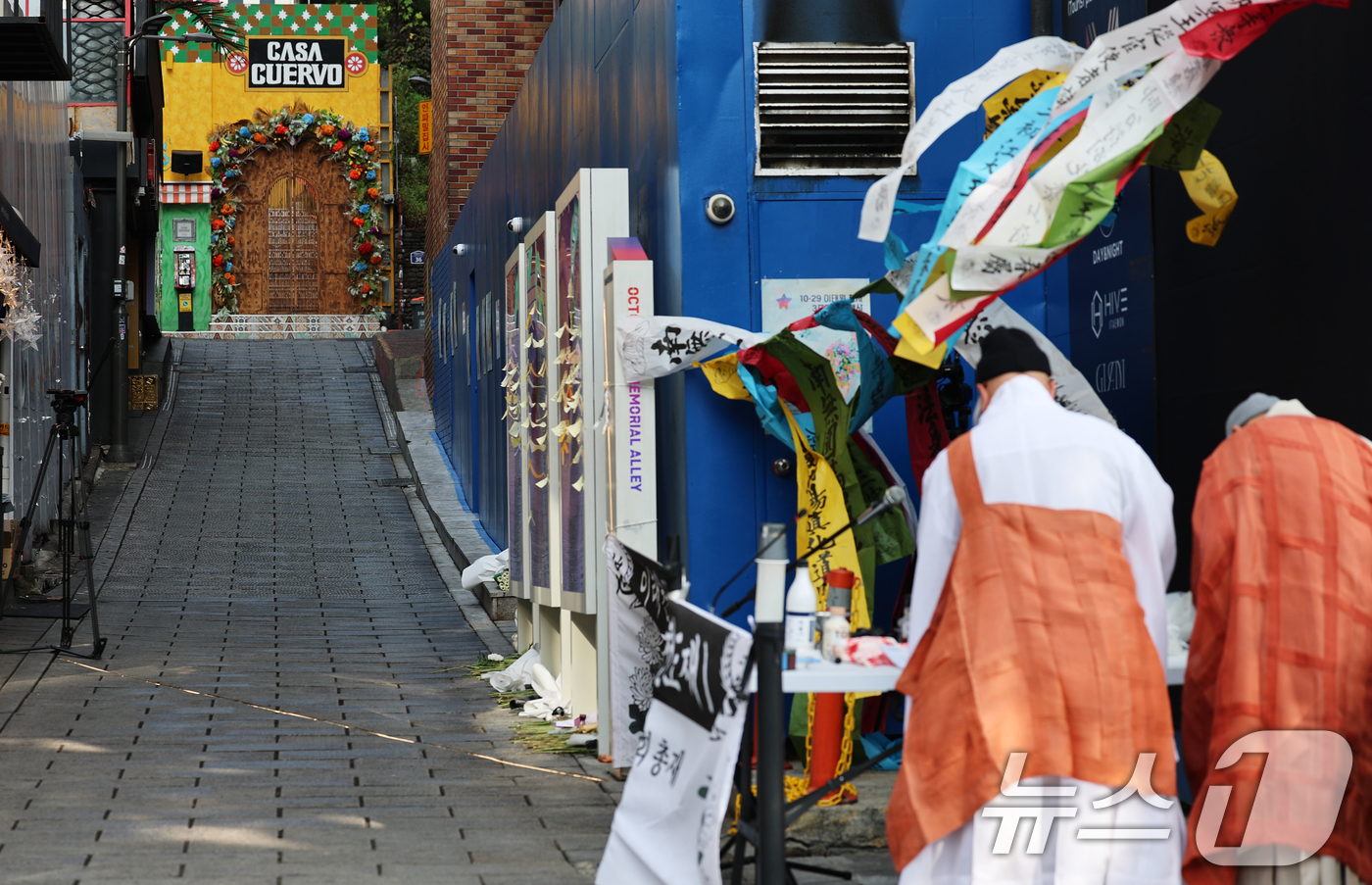 (서울=뉴스1) 오대일 기자 = 10·29 이태원 참사 3주기를 맞은 29일 오전 서울 용산구 이태원 참사 현장 골목에서 159명의 희생자들을 추모하는 법회가 열리고 있다. 202 …