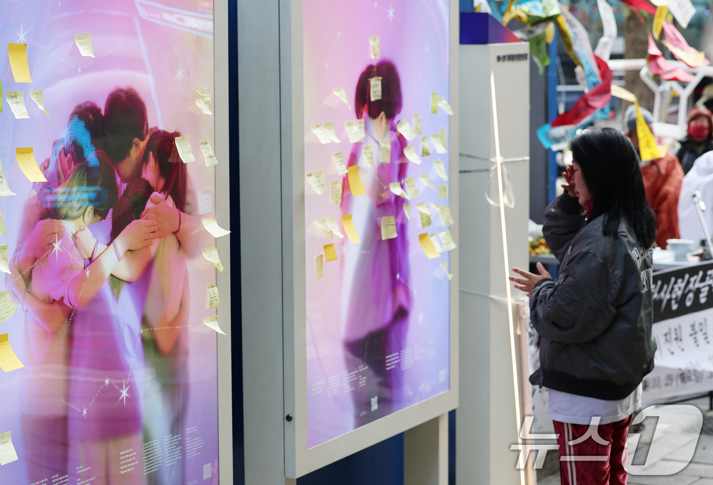 (서울=뉴스1) 오대일 기자 = 10·29 이태원 참사 3주기를 맞은 29일 오전 서울 용산구 이태원 참사 현장 골목에서 한 시민이 추모 메시지를 읽으며 눈물짓고 있다.  2025 …