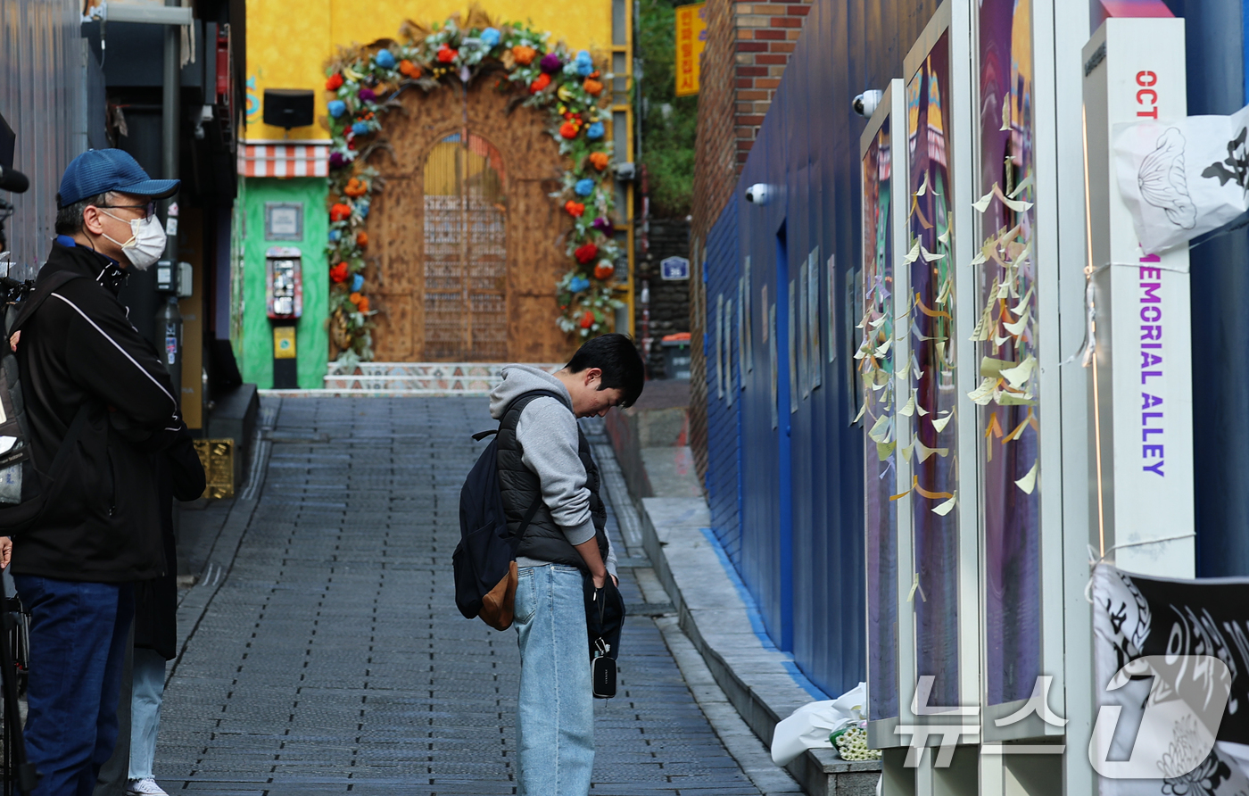 (서울=뉴스1) 오대일 기자 = 10·29 이태원 참사 3주기를 맞은 29일 오전 서울 용산구 이태원 참사 현장 골목에서 한 시민이 묵념을 하고 있다. 2025.10.29/뉴스1