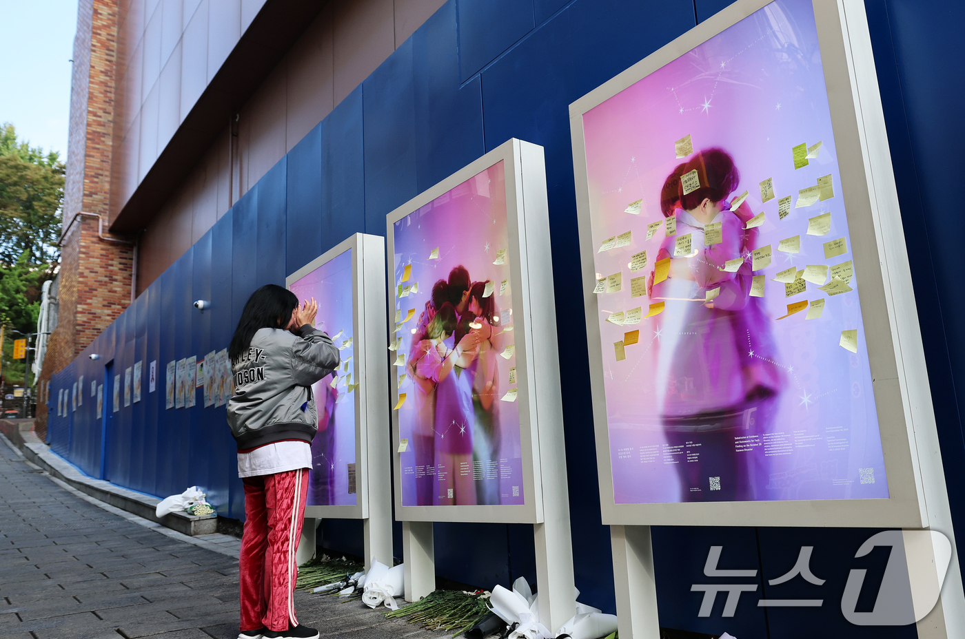 (서울=뉴스1) 오대일 기자 = 10·29 이태원 참사 3주기를 맞은 29일 오전 서울 용산구 이태원 참사 현장 골목에서 한 시민이 추모 메시지를 읽으며 눈물짓고 있다.  2025 …