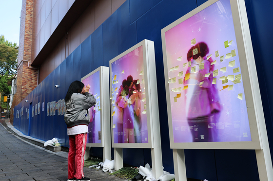 '불금 핼러윈' 당일, 이태원은 인파 대비 중…참사 추모 행렬도