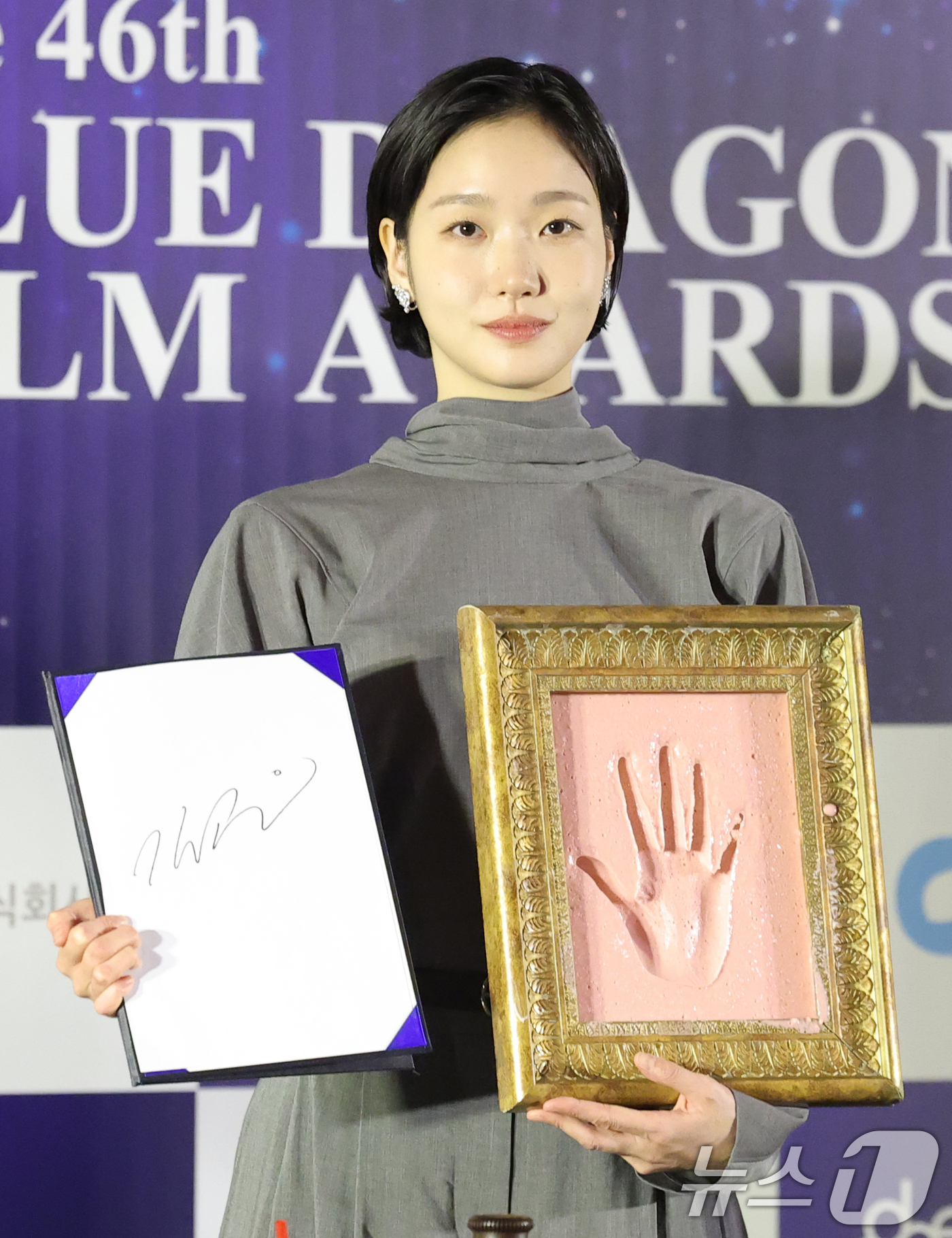 (서울=뉴스1) 권현진 기자 = 배우 김고은이 29일 오전 서울 영등포구 CGV여의도에서 열린 제45회 청룡영화상 수상자 핸드프린팅 행사에서 포즈를 취하고 있다. 2025.10.2 …