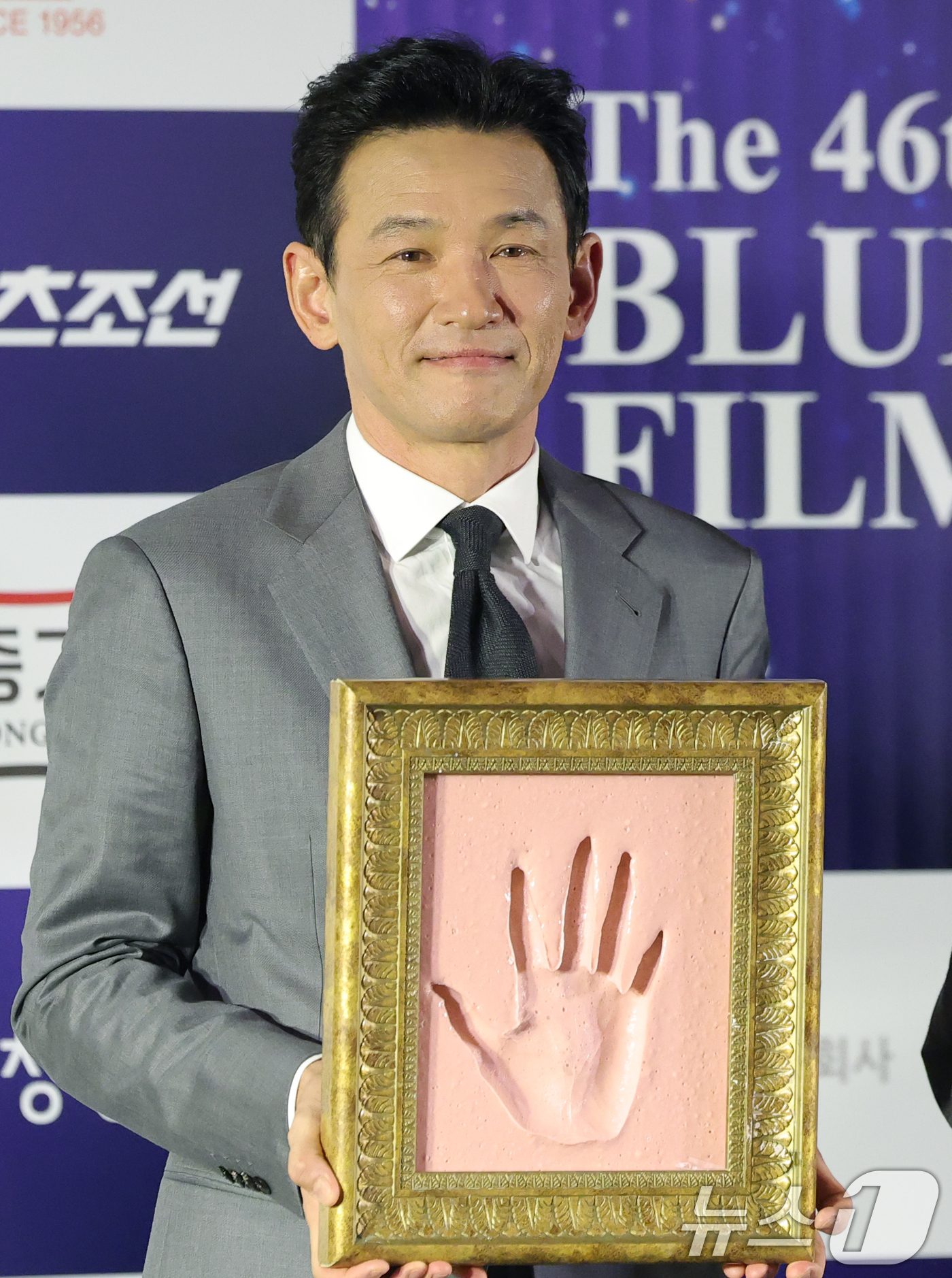 (서울=뉴스1) 권현진 기자 = 배우 황정민이 29일 오전 서울 영등포구 CGV여의도에서 열린 제45회 청룡영화상 수상자 핸드프린팅 행사에서 포즈를 취하고 있다. 2025.10.2 …