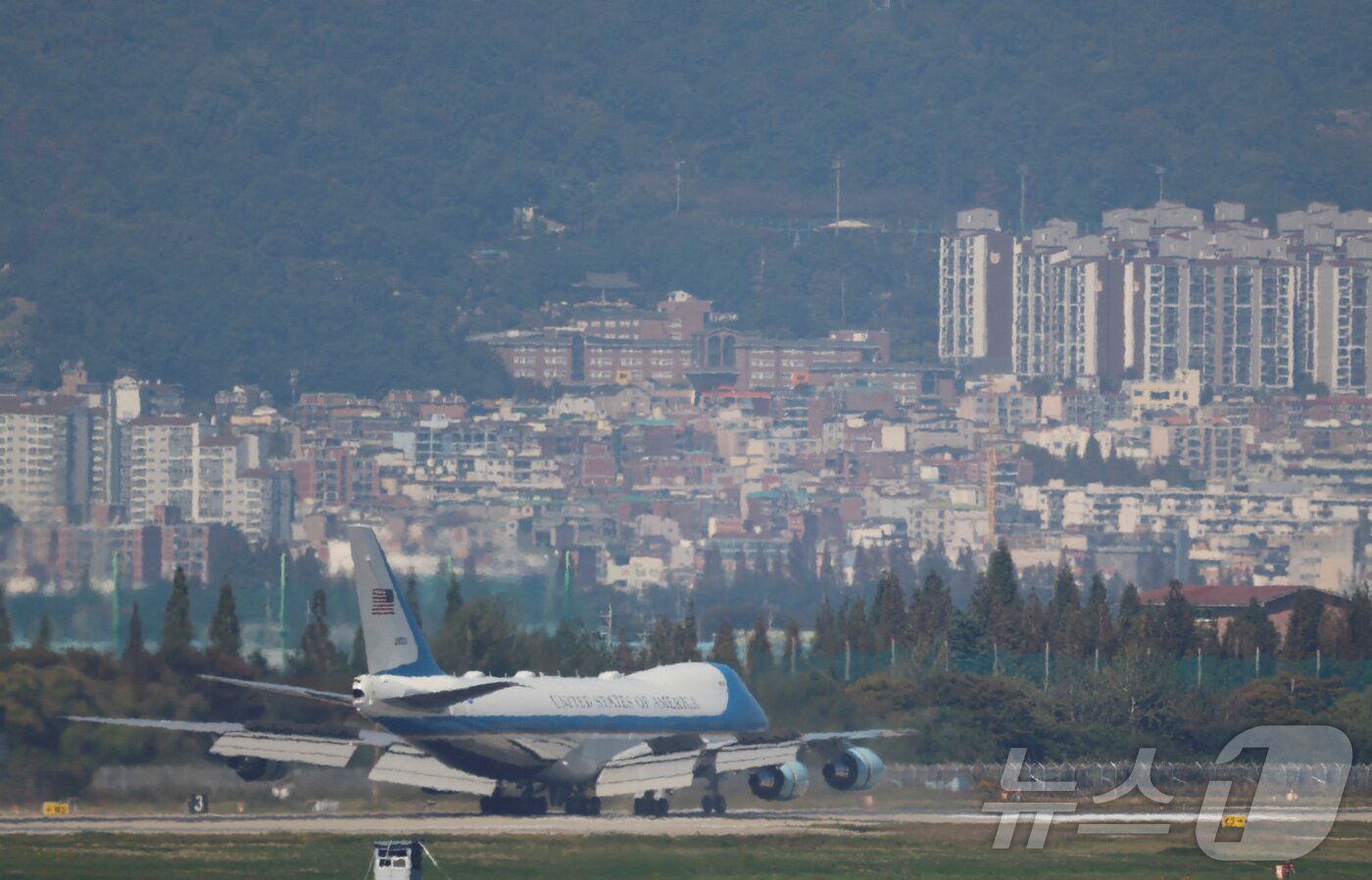 본문 이미지 - 29일 도널드 트럼프 미국 대통령이 탑승한 대통령 전용기 &#39;에어포스원&#39;이 부산 김해국제공항에 착륙한 모습. 2025.10.29 ⓒ 로이터=뉴스1 ⓒ News1 김지완 기자