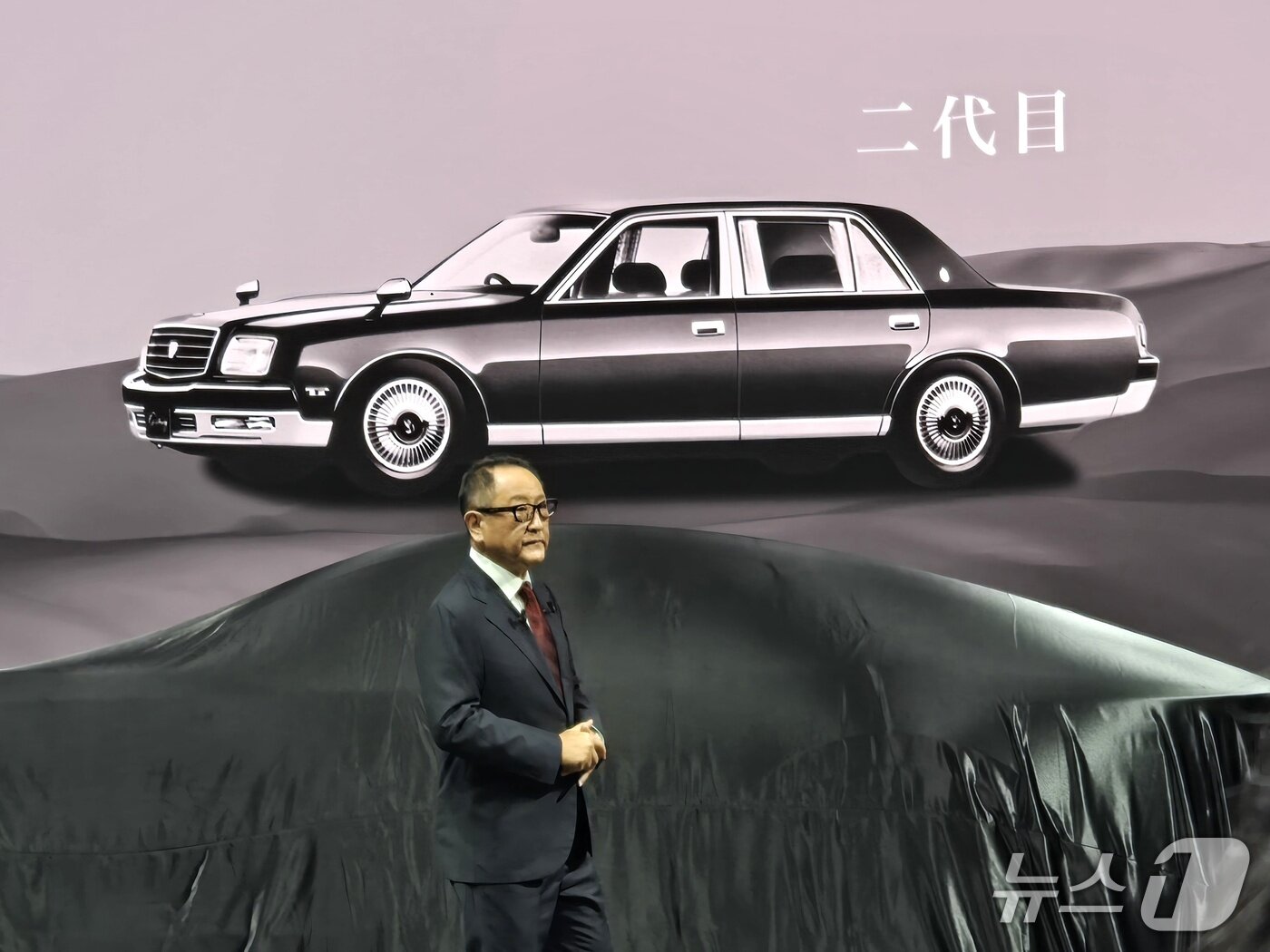 본문 이미지 - 토요다 아키오 도요타그룹 회장이 29일 일본 도쿄 빅 사이트에서 열린 '재팬 모빌리티쇼 2025' 센추리 부스 무대에서 도요타 브랜드 산하 최고급 모델로 1967년 출시된 센추리 역사를 소개하고 있다. 2025.10.29/뉴스1 김성식 기자