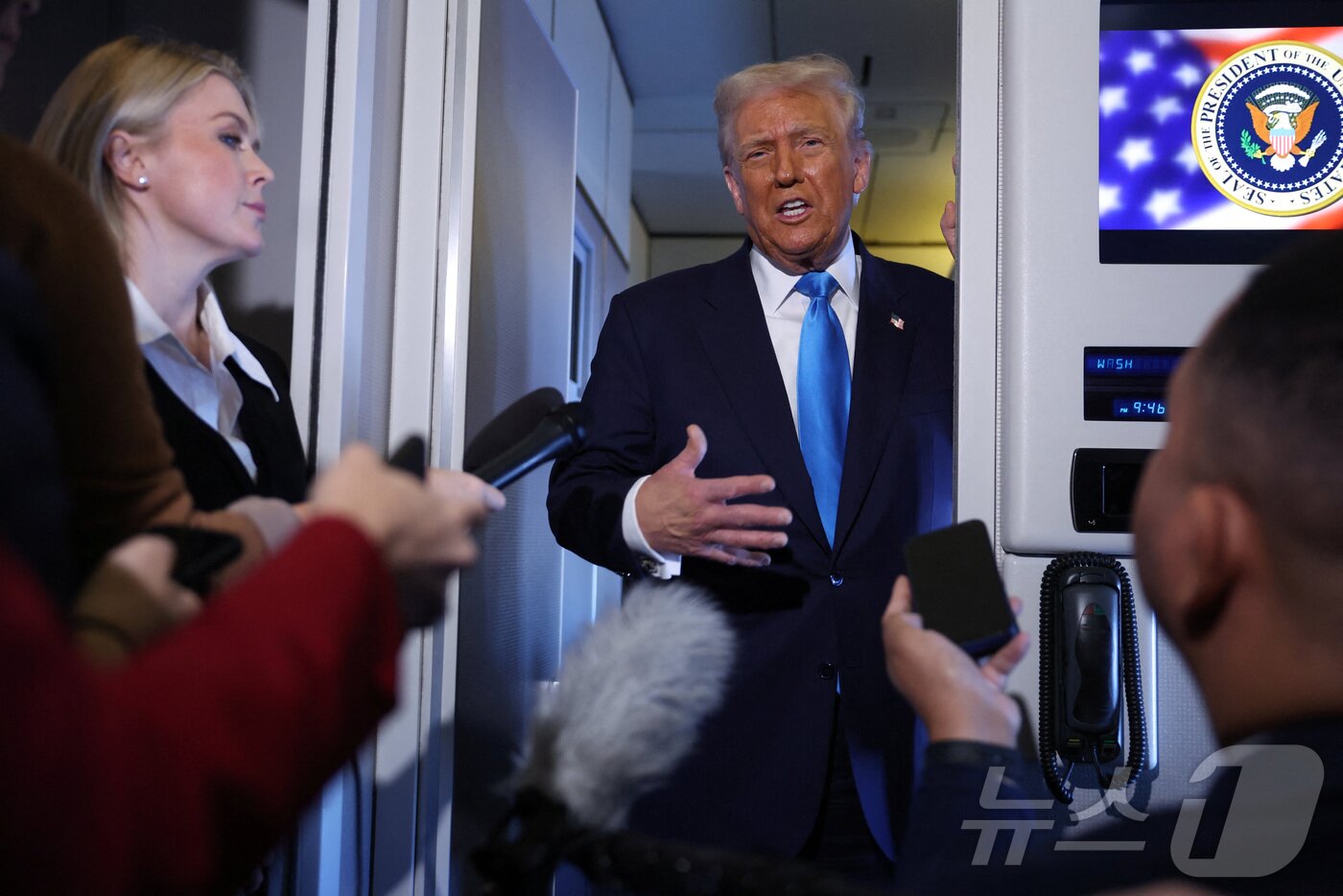 본문 이미지 - 29일 도널드 트럼프 미국 대통령이 일본 도쿄에서 부산 김해국제공항으로 향하는 대통령 전용기 &#39;에어포스원&#39;에서 취재진의 질문에 답하고 있다. 2025.10.29 ⓒ 로이터=뉴스1 ⓒ News1 김지완 기자