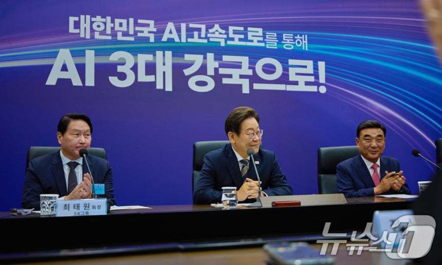 본문 이미지 - 이재명 대통령이 20일 울산 울주군 울산전시컨벤션센터에서 열린 인공지능(AI) 글로벌 협력 기업 간담회에서 참석자 발언을 듣고 있다. (대통령실 제공. 재판매 및 DB 금지) 2025.6.20/뉴스1 ⓒ News1 박지혜 기자