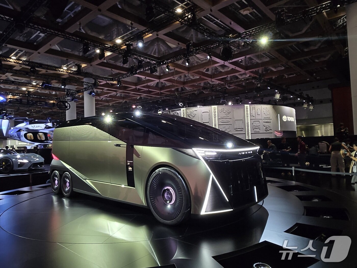 본문 이미지 - 29일 일본 도쿄 빅 사이트에서 열린 '재팬 모빌리티쇼 2025' 렉서스 부스에 이날 세계 최초로 공개된 렉서스의 6륜형 미니밴 'LS(Lexus Space) 콘셉트'가 전시된 모습. 2025.10.29/뉴스1 김성식 기자