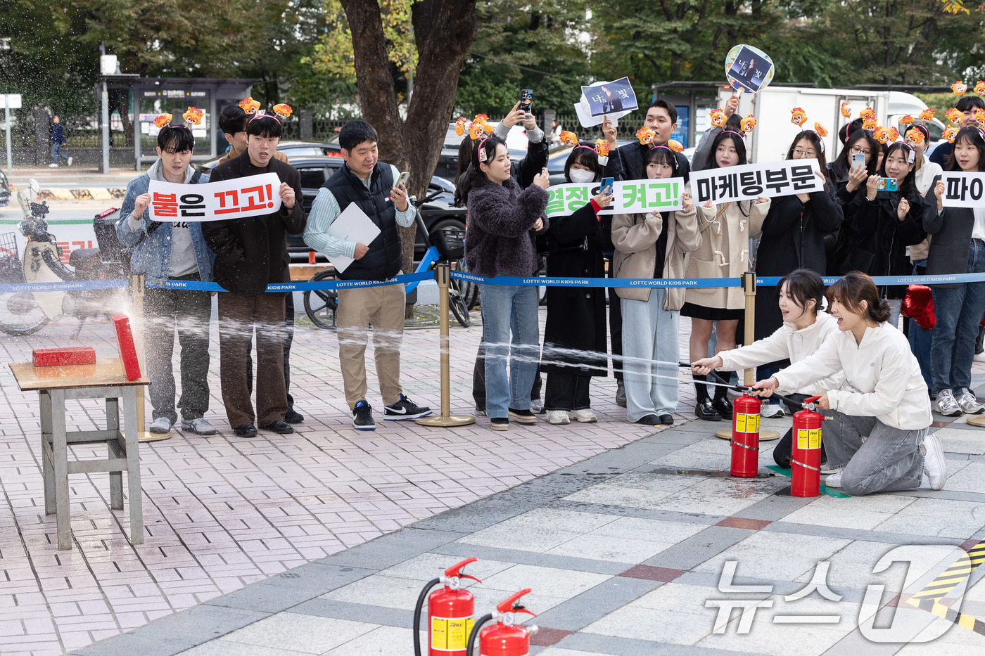 (서울=뉴스1) = 롯데월드는 29일 임직원의 화재 대응 역량 강화를 위해 송파소방서와 함께 '2025 롯데월드 소방경진대회'를 진행했다고 밝혔다.임직원들이 소화기로 화점 진압을 …