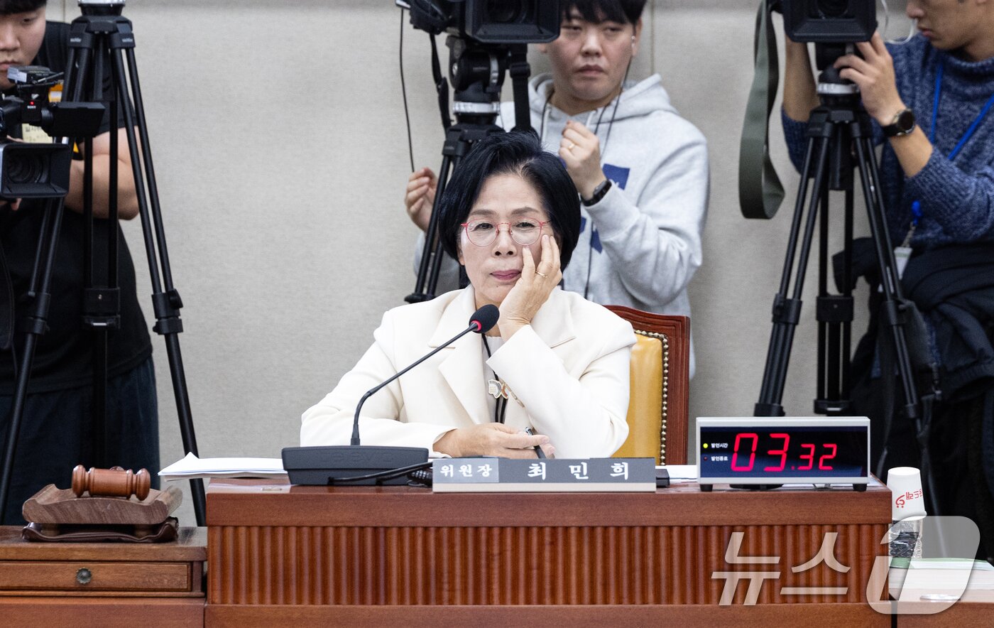 본문 이미지 - 29일 서울 여의도 국회에서 열린 과학기술정보방송통신위원회 과학기술정보통신부 등에 대한 국정감사에서 최민희 위원장이 딸 결혼식 관련 질의를 듣고 있다. 2025.10.29/뉴스1 ⓒ News1 이승배 기자