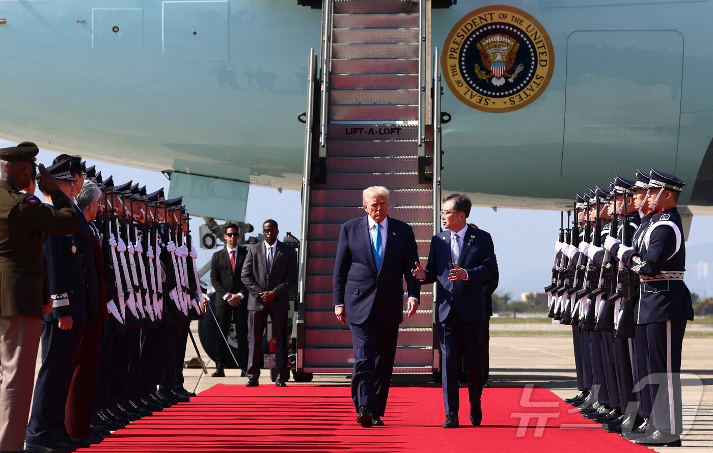 본문 이미지 - 도널드 트럼프 미국 대통령이 29일 전용기 에어포스원에서 내린 뒤 영접하기 위해 공항으로 나온 조현 외교부 장관과 대화하고 있다. 트럼프 대통령은 일본 일정을 마치고 이날 김해공항에 도착했다. 2015.10.29 ⓒ 로이터=뉴스1 ⓒ News1 최종일 선임기자