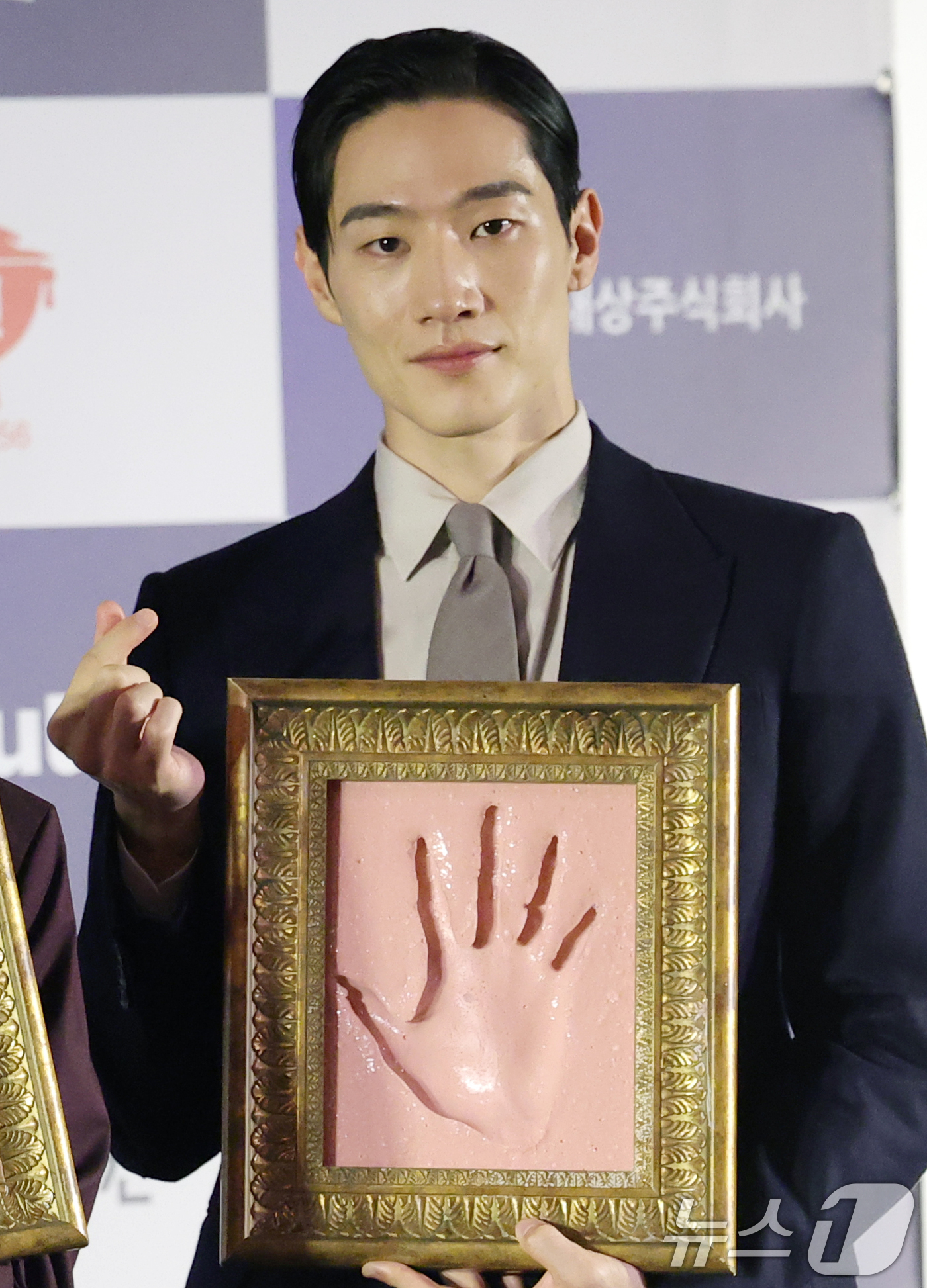 (서울=뉴스1) 권현진 기자 = 배우 조상현이 29일 오전 서울 영등포구 CGV여의도에서 열린 제45회 청룡영화상 수상자 핸드프린팅 행사에서 포즈를 취하고 있다. 2025.10.2 …