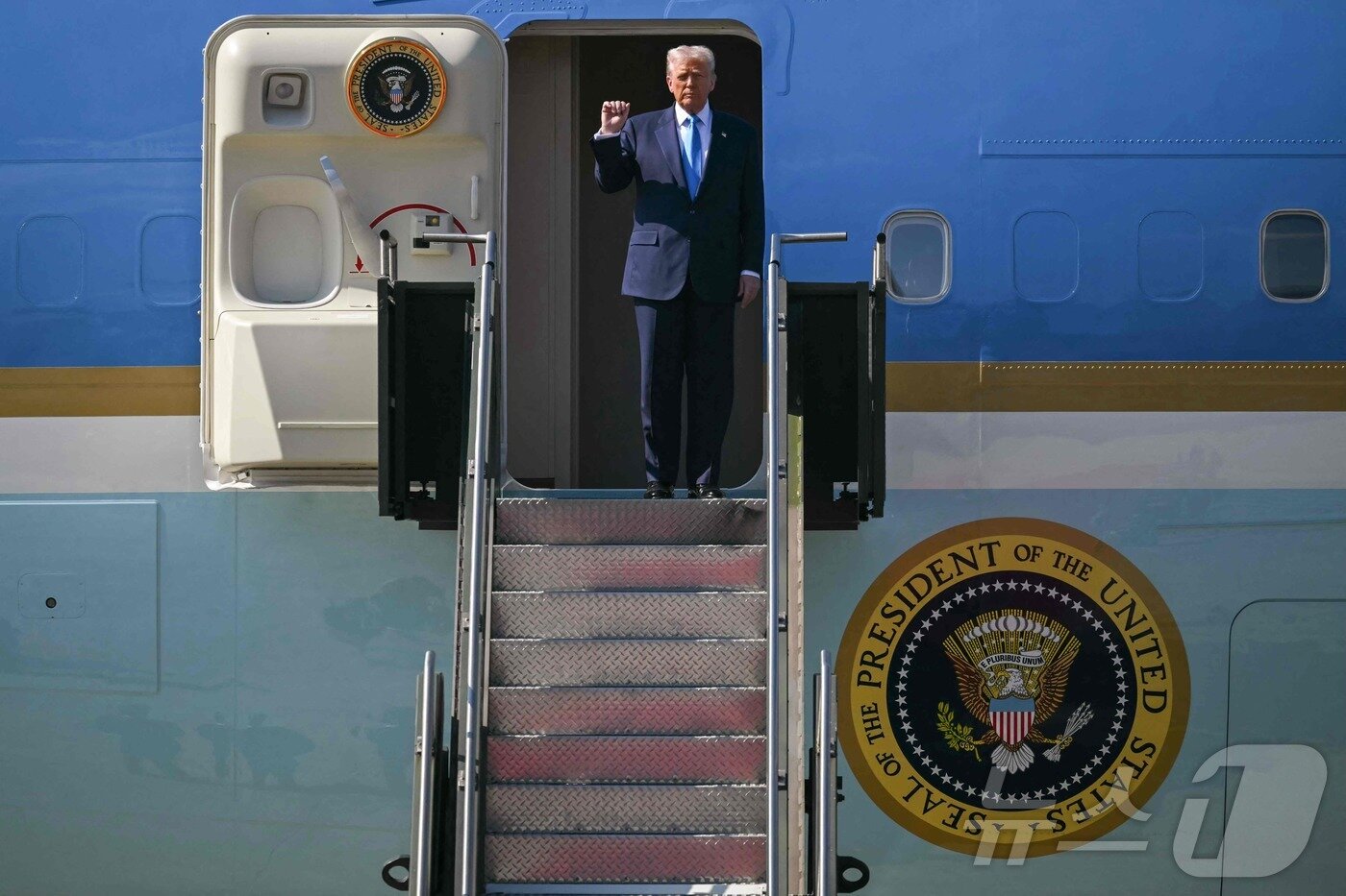 본문 이미지 - 도널드 트럼프 미국 대통령이 29일 전용기 에어포스원에서 내리기 전 포즈를 취하고 있다. 트럼프 대통령은 일본 일정을 마치고 이날 김해공항에 도착했다. 2015.10.29 ⓒ AFP=뉴스1 ⓒ News1 최종일 선임기자