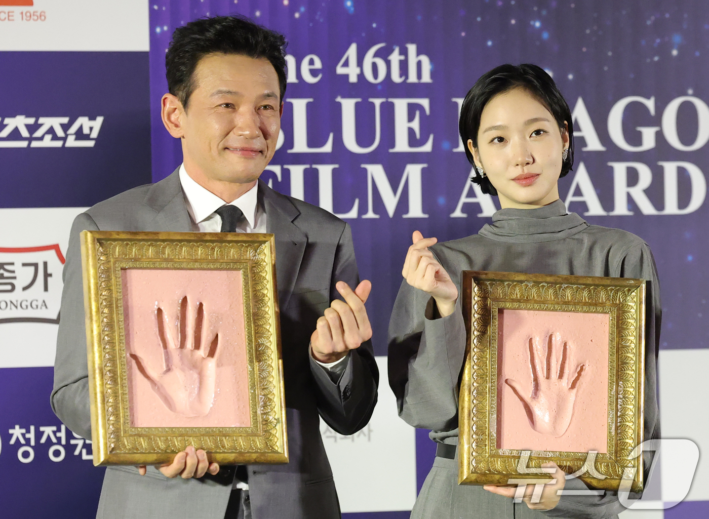 (서울=뉴스1) 권현진 기자 = 배우 황정민과 김고은(오른쪽)이 29일 오전 서울 영등포구 CGV여의도에서 열린 제45회 청룡영화상 수상자 핸드프린팅 행사에서 포즈를 취하고 있다. …