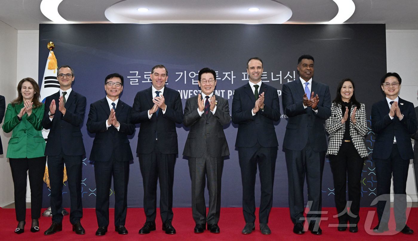 (AFP=뉴스1) = 이재명 대통령이 29일 경북 경주 예술의전당에서 열린 글로벌 기업투자 파트너십에서 참석자들과 함께 기념촬영을 하고 있다.왼쪽부터 카레나 칸실레리 유미코아 본사 …