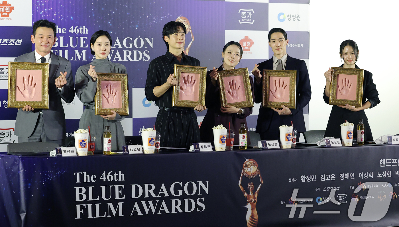 (서울=뉴스1) 권현진 기자 = 배우 황정민(왼쪽부터)과 김고은, 정해인, 이상희, 노상현, 박주현이 29일 오전 서울 영등포구 CGV여의도에서 열린 제45회 청룡영화상 수상자 핸 …