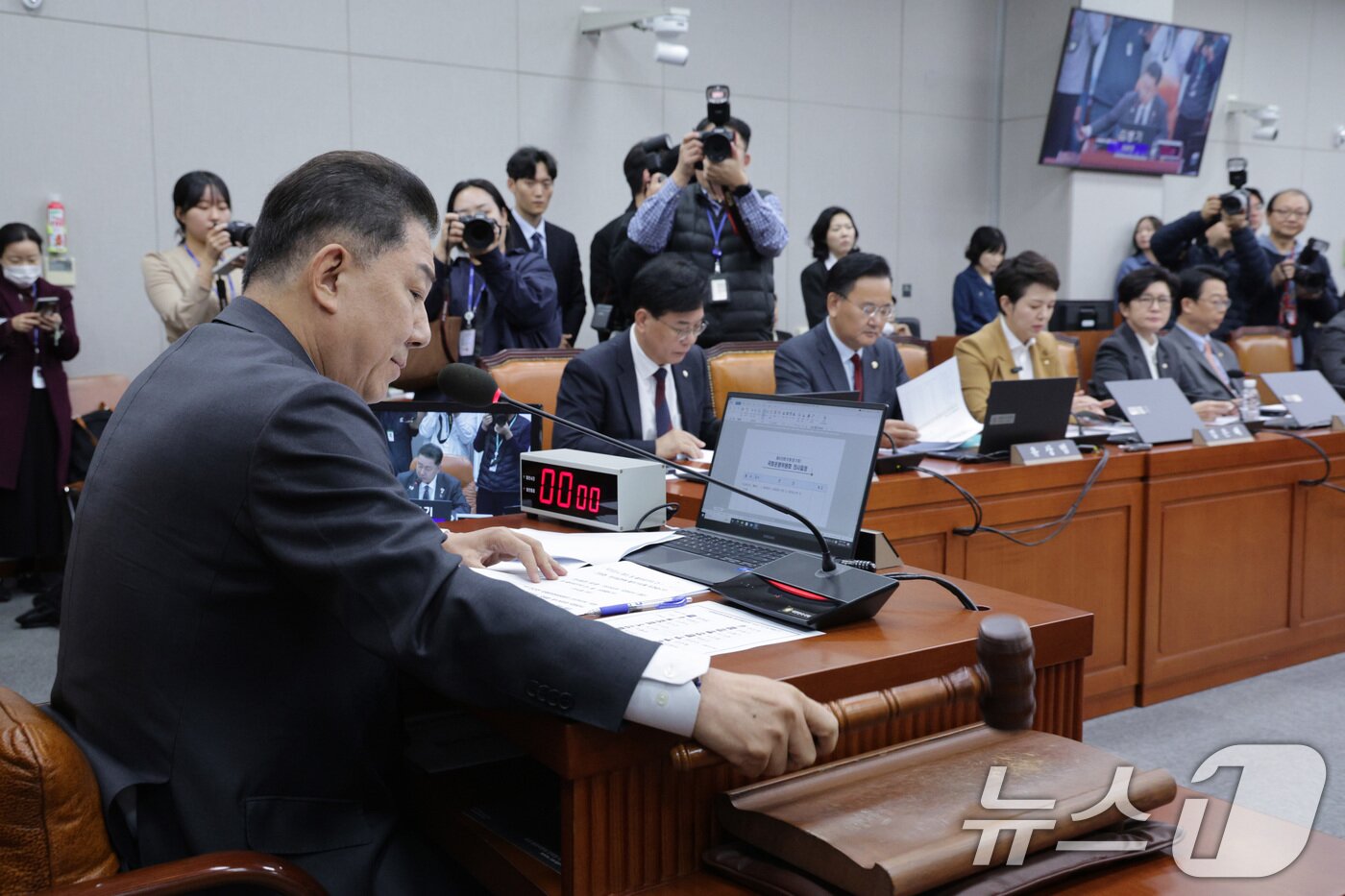 본문 이미지 - 지난달 29일 김병기 위원장이 서울 여의도 국회에서 열린 국회운영위원회 전체회의에서 안건을 의결하는 모습(사진=뉴스1DB)ⓒ News1
