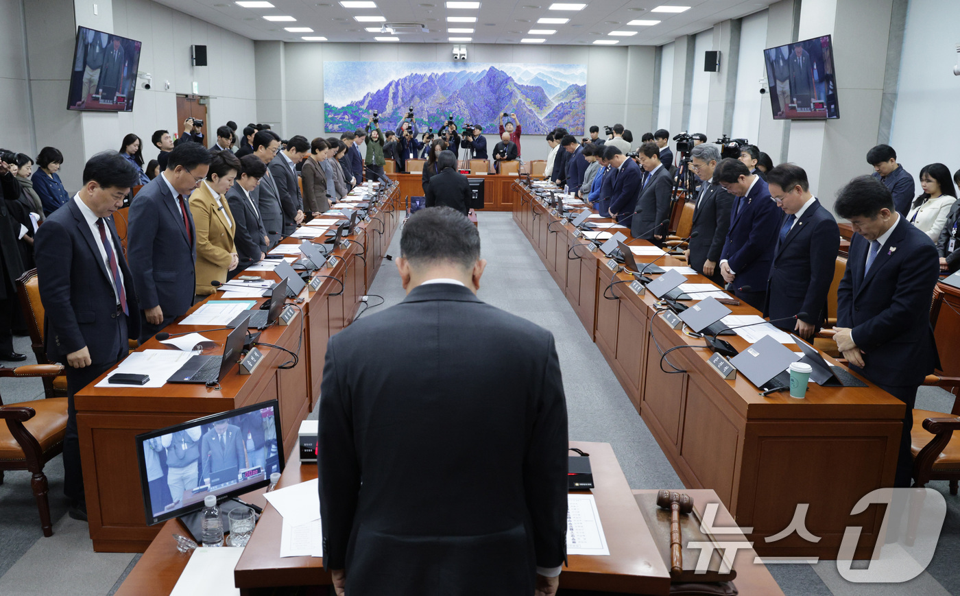 (서울=뉴스1) 신웅수 기자 = 김병기 위원장을 비롯한 국회운영위원들이 29일 서울 여의도 국회에서 열린 국회운영위원회 전체회의에서 10.29 이태원 참사 3주기를 맞아 희생자들을 …