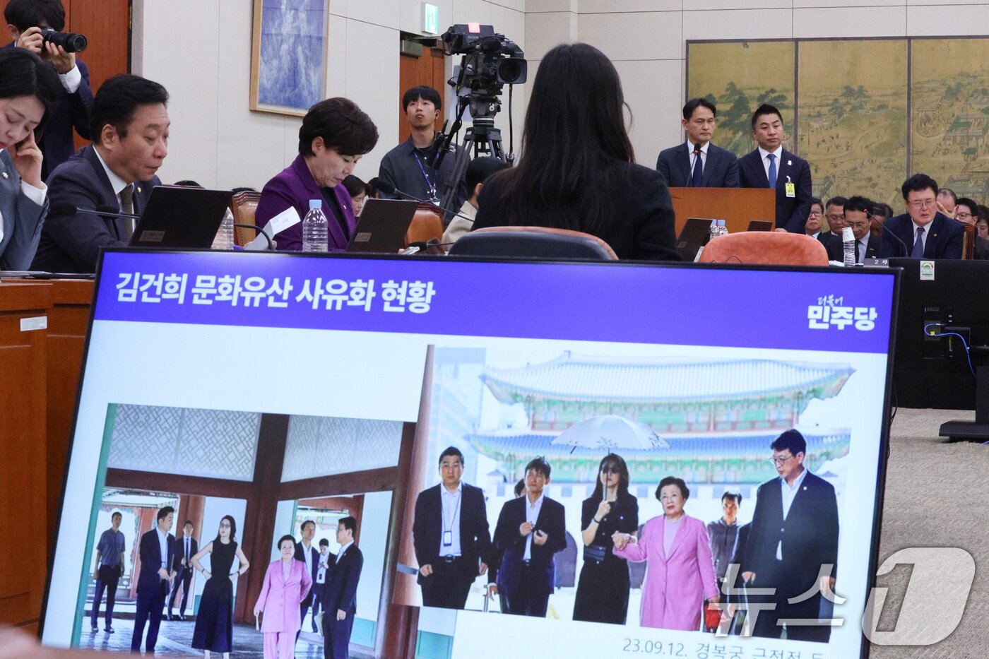 본문 이미지 - 김건희 여사의 경복궁 비공개 방문 당시 동행했던 황성운 전 대통령실 문화체육비서관과 정용석 국립박물관문화재단 사장이 29일 서울 여의도 국회 문화체육관광위원회에서 열린 문화체육관광부 등에 대한 종합감사에서 의원 질의에 답변하고 있다. 2025.10.29/뉴스1 ⓒ News1 신웅수 기자