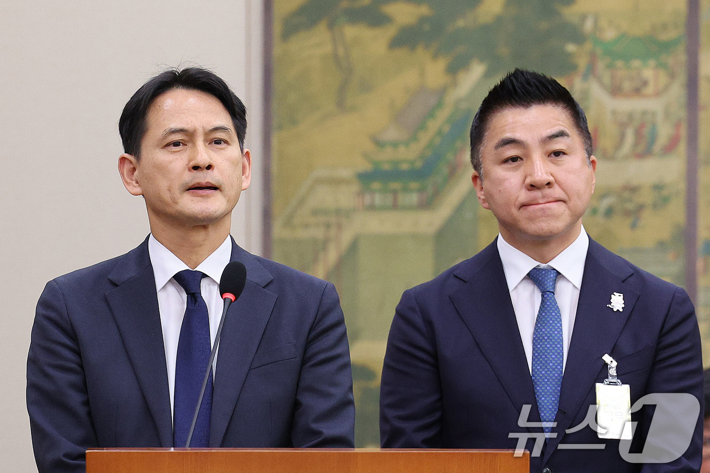 (서울=뉴스1) 신웅수 기자 = 김건희 여사의 경복궁 비공개 방문 당시 동행했던 황성운 전 대통령실 문화체육비서관(왼쪽)과 정용석 국립박물관문화재단 사장이 29일 서울 여의도 국회 …