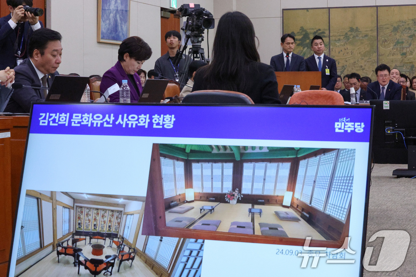 (서울=뉴스1) 신웅수 기자 = 김건희 여사의 경복궁 비공개 방문 당시 동행했던 황성운 전 대통령실 문화체육비서관(왼쪽)과 정용석 국립박물관문화재단 사장이 29일 서울 여의도 국회 …