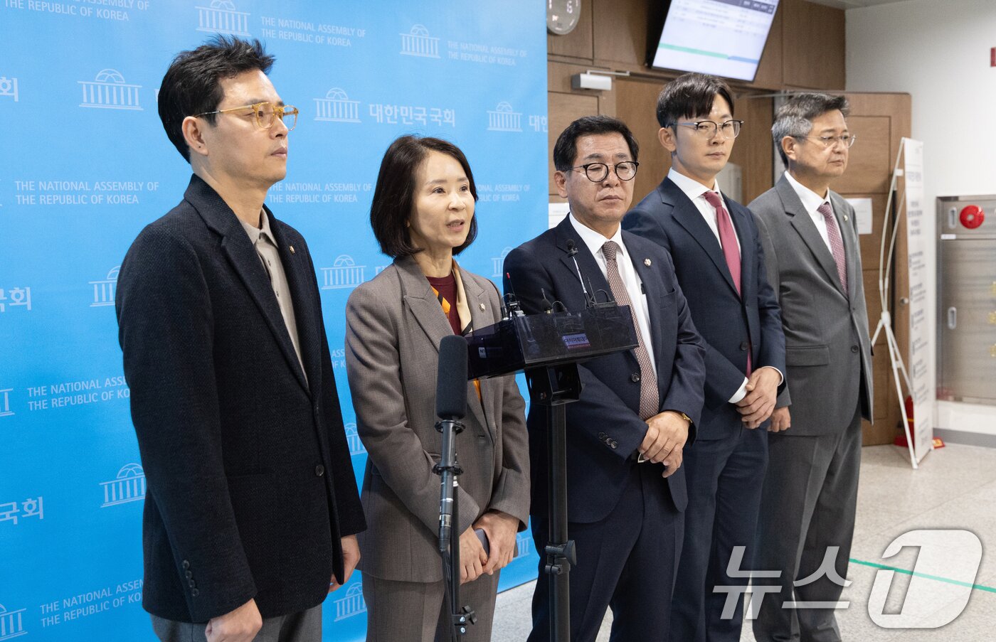본문 이미지 - 국민의힘 과방위원들이 29일 서울 여의도 국회 소통관에서 최민희 국회 과학기술정보방송통신위원장 사퇴를 촉구하고 있다. 2025.10.29/뉴스1 ⓒ News1 이승배 기자