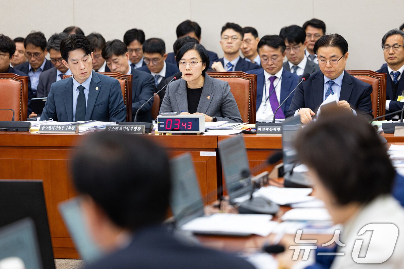 본문 이미지 - 한성숙 중소벤처기업부 장관이 지난 10월서울 여의도 국회에서 열린 산업통상자원중소벤처기업위원회의 중소벤처기업부 등에 대한 국정감사에서 의원 질의에 답하고 있다. 2025.10.29/뉴스1 ⓒ News1 유승관 기자