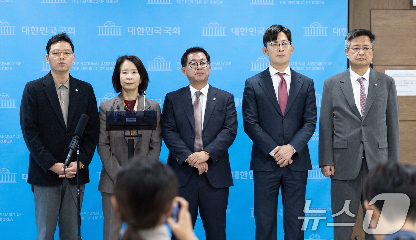 본문 이미지 - 국민의힘 과방위원들이 29일 서울 여의도 국회 소통관에서 최민희 국회 과학기술정보방송통신위원장 사퇴를 촉구하고 있다. 2025.10.29/뉴스1 ⓒ News1 이승배 기자