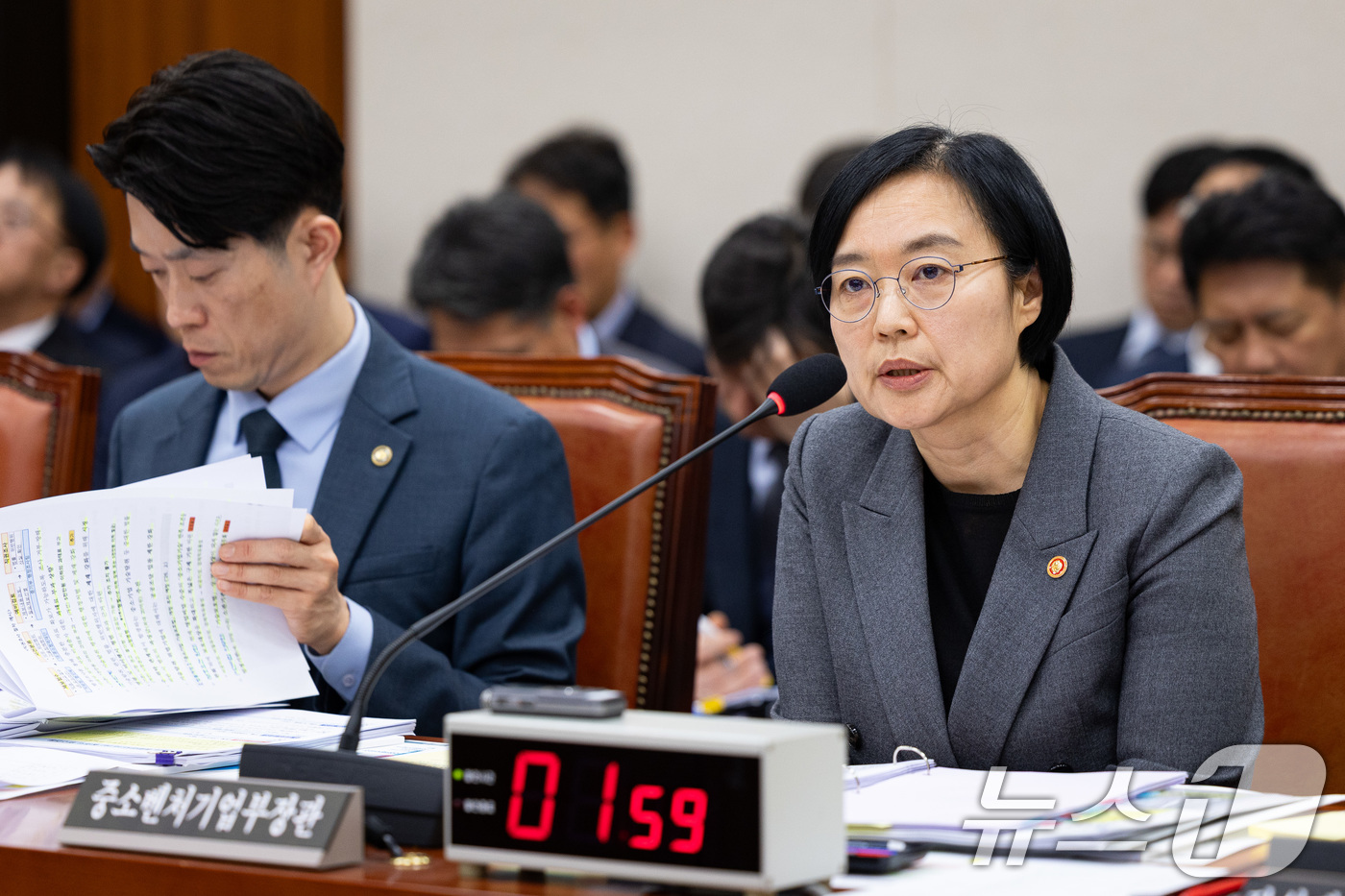 (서울=뉴스1) 유승관 기자 = 한성숙 중소벤처기업부 장관이 29일 서울 여의도 국회에서 열린 산업통상자원중소벤처기업위원회의 중소벤처기업부 등에 대한 국정감사에서 의원 질의에 답하 …