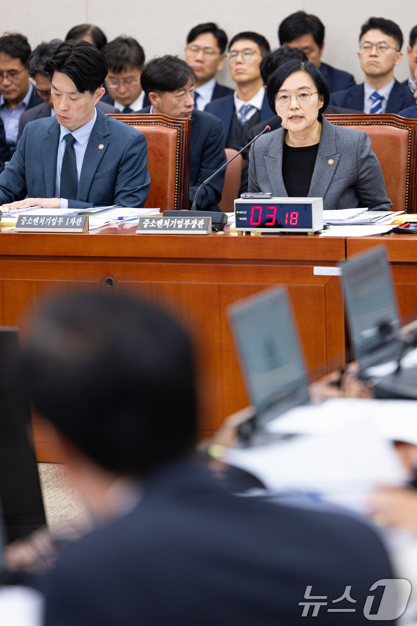 (서울=뉴스1) 유승관 기자 = 한성숙 중소벤처기업부 장관이 29일 서울 여의도 국회에서 열린 산업통상자원중소벤처기업위원회의 중소벤처기업부 등에 대한 국정감사에서 의원 질의에 답하 …