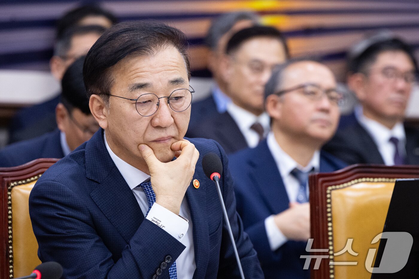 본문 이미지 - 김윤덕 국토교통부 장관이 29일 서울 여의도 국회에서 열린 국토교통위원회의 국토교통부 증에 대한 국정감사에서 의원 질의를 들으며 자료를 바라보고 있다. ⓒ News1 유승관 기자