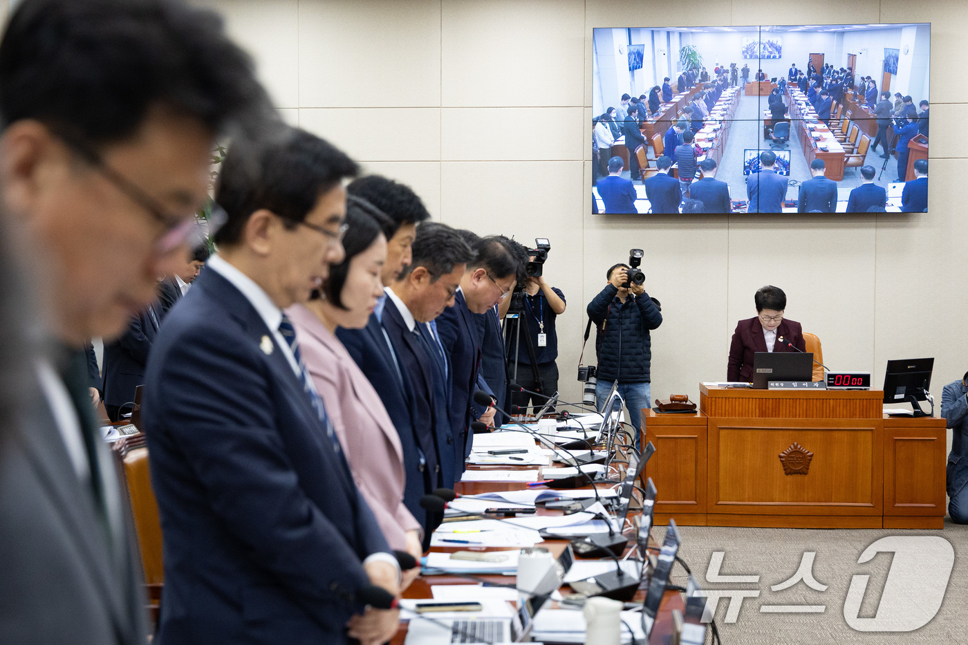 (서울=뉴스1) 유승관 기자 = 임이자 국회 기획재정위원장을 비롯한 여야 의원들과 기관증인들이 29일 서울 여의도 국회에서 열린 기획재정위원회의 한국은행 등에 대한 국정감사에서 1 …