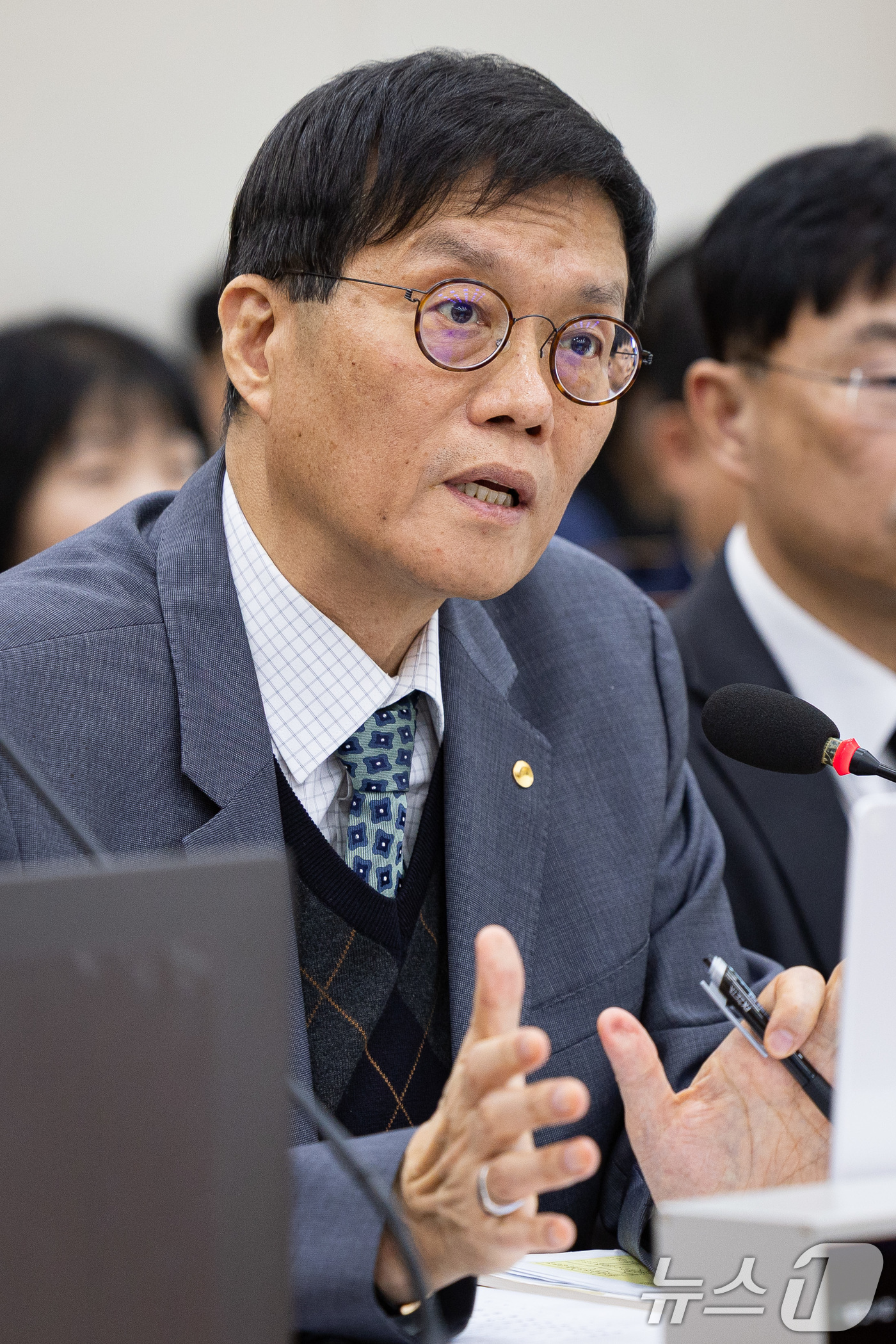 (서울=뉴스1) 유승관 기자 = 이창용 한국은행 총재가 29일 서울 여의도 국회에서 열린 기획재정위원회의 한국은행 등에 대한 국정감사에서 의원 질의에 답하고 있다. 2025.10. …
