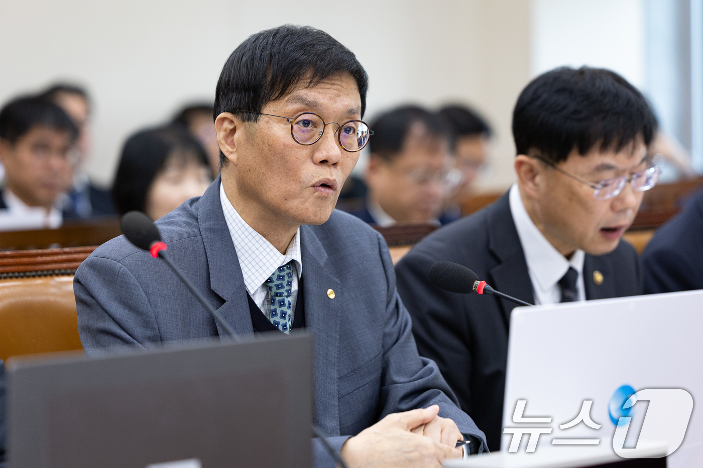 (서울=뉴스1) 유승관 기자 = 이창용 한국은행 총재가 29일 서울 여의도 국회에서 열린 기획재정위원회의 한국은행 등에 대한 국정감사에서 의원 질의에 답하고 있다. 2025.10. …