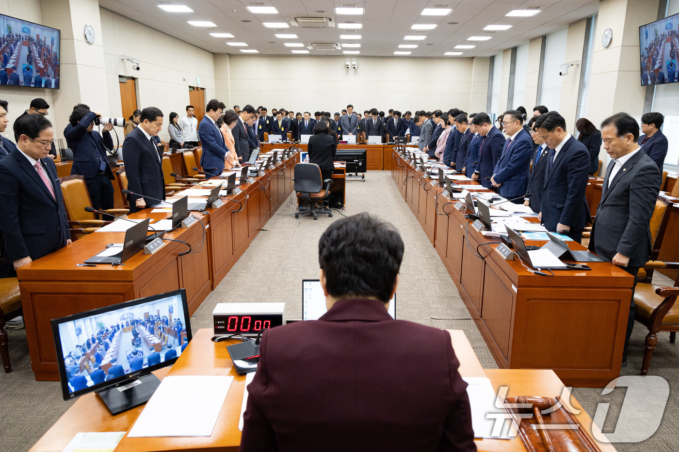 (서울=뉴스1) 유승관 기자 = 임이자 국회 기획재정위원장을 비롯한 여야 의원들과 기관증인들이 29일 서울 여의도 국회에서 열린 기획재정위원회의 한국은행 등에 대한 국정감사에서 1 …