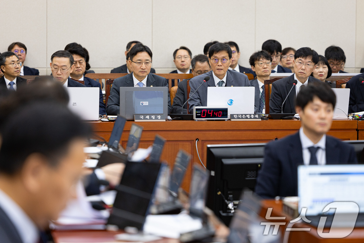 (서울=뉴스1) 유승관 기자 = 이창용 한국은행 총재가 29일 서울 여의도 국회에서 열린 기획재정위원회의 한국은행 등에 대한 국정감사에서 의원 질의에 답하고 있다. 2025.10. …