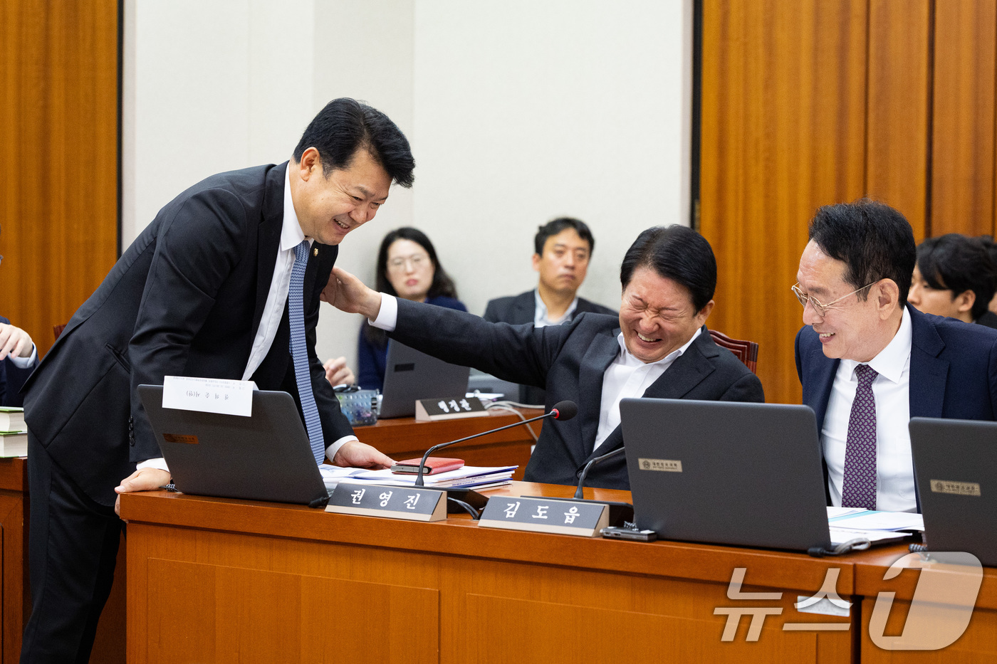 (서울=뉴스1) 유승관 기자 = 국회 국토교통위원회 복기왕 더불어민주당 간사(왼쪽부터)와 김영진 국민의힘 간사, 김도읍 국민의힘 정책위의장이 29일 서울 여의도 국회에서 열린 국토 …