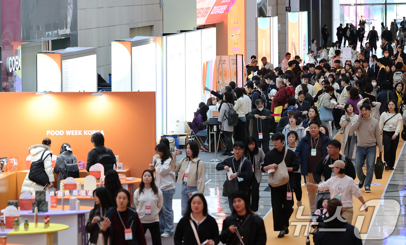(서울=뉴스1) 장수영 기자 = 29일 서울 강남구 코엑스에서 열린 푸드위크 코리아 2025를 찾은 관람객들이 행사장에 들어가기 위해 표를 구매하고 있다. 2025.10.29/뉴스 …