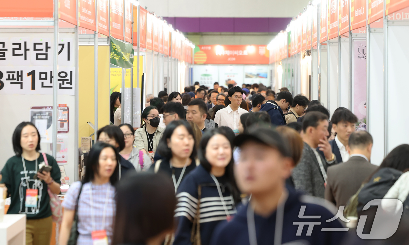 (서울=뉴스1) 장수영 기자 = 29일 서울 강남구 코엑스에서 열린 푸드위크 코리아 2025를 찾은 관람객들이 참여 업체 부스를 설펴보고 있다. 2025.10.29/뉴스1