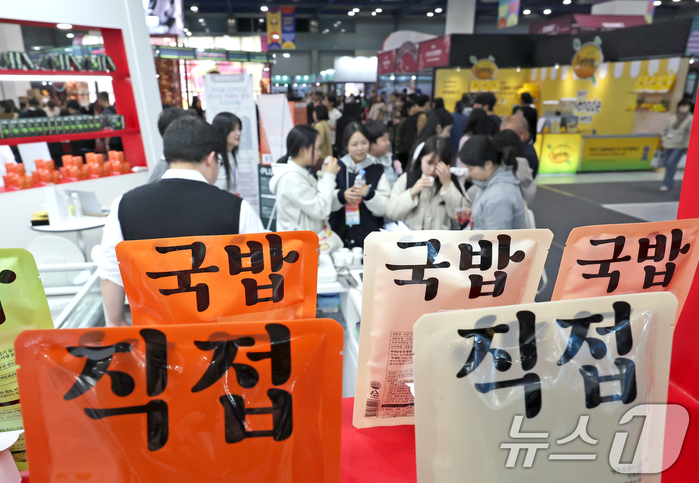 (서울=뉴스1) 장수영 기자 = 29일 서울 강남구 코엑스에서 열린 푸드위크 코리아 2025를 찾은 관람객들이 즉석 식품을 시식하고 있다. 2025.10.29/뉴스1