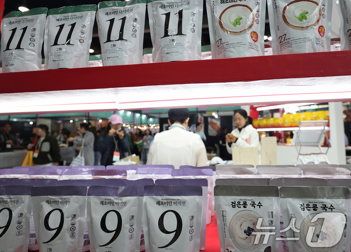 (서울=뉴스1) 장수영 기자 = 29일 서울 강남구 코엑스에서 열린 푸드위크 코리아 2025를 찾은 관람객들이 즉석 식품을 살펴보고 있다. 2025.10.29/뉴스1