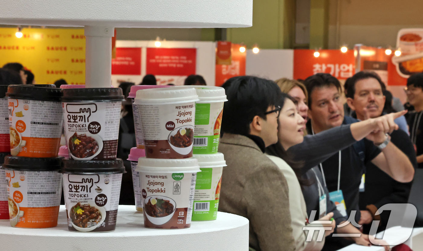 (서울=뉴스1) 장수영 기자 = 29일 서울 강남구 코엑스에서 열린 푸드위크 코리아 2025를 찾은 관람객들이 전시물을 관람하고 있다. 2025.10.29/뉴스1