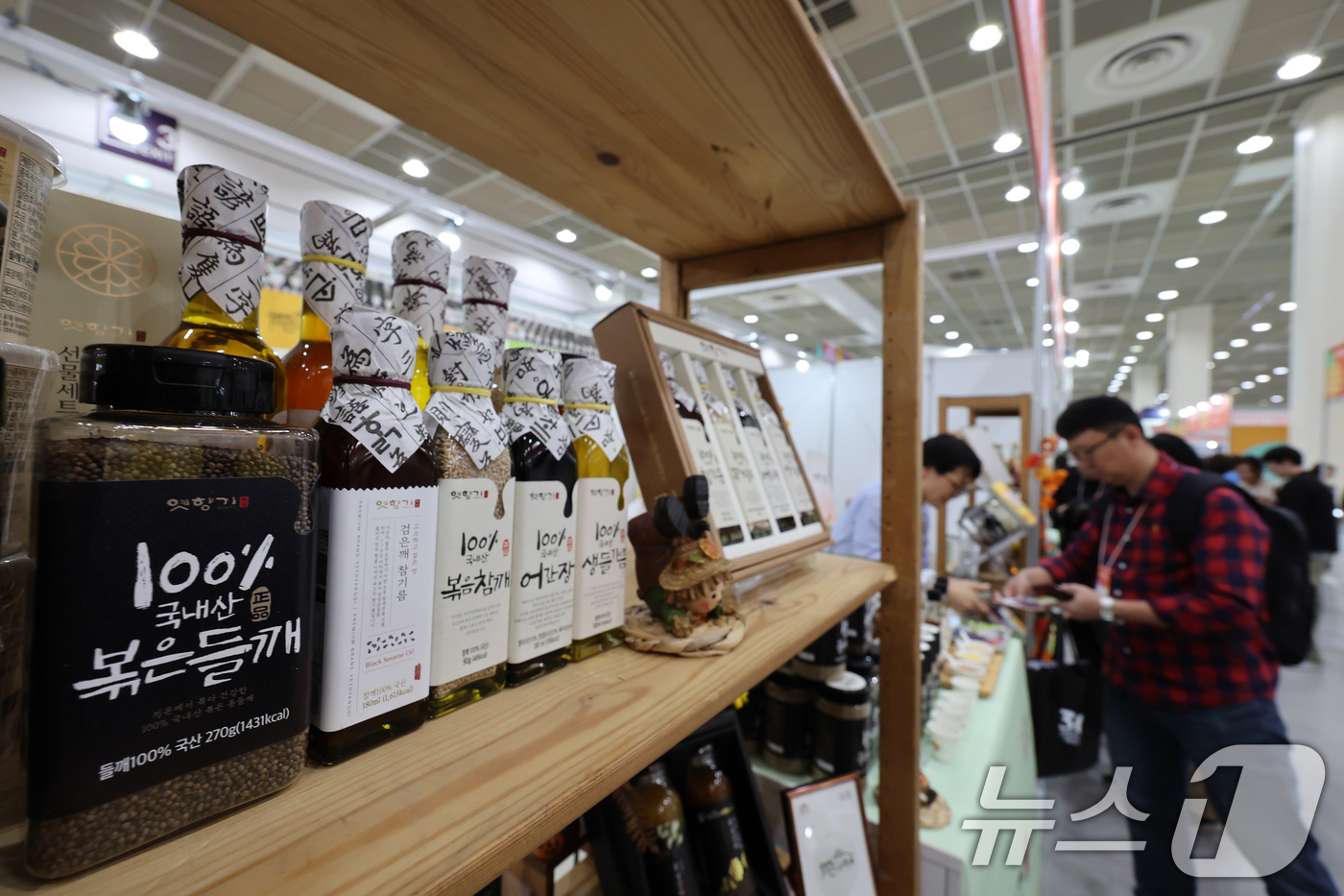 (서울=뉴스1) 장수영 기자 = 29일 서울 강남구 코엑스에서 열린 푸드위크 코리아 2025를 찾은 관람객들이 국내산 원료를 사용한 조미료 제품을 살펴보고 있다. 2025.10.2 …