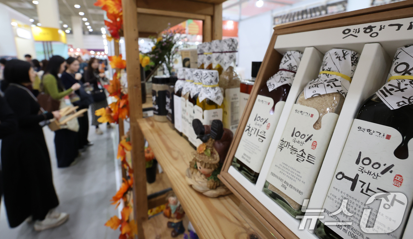 (서울=뉴스1) 장수영 기자 = 29일 서울 강남구 코엑스에서 열린 푸드위크 코리아 2025를 찾은 관람객들이 국내산 원료를 사용한 조미료 제품을 살펴보고 있다. 2025.10.2 …