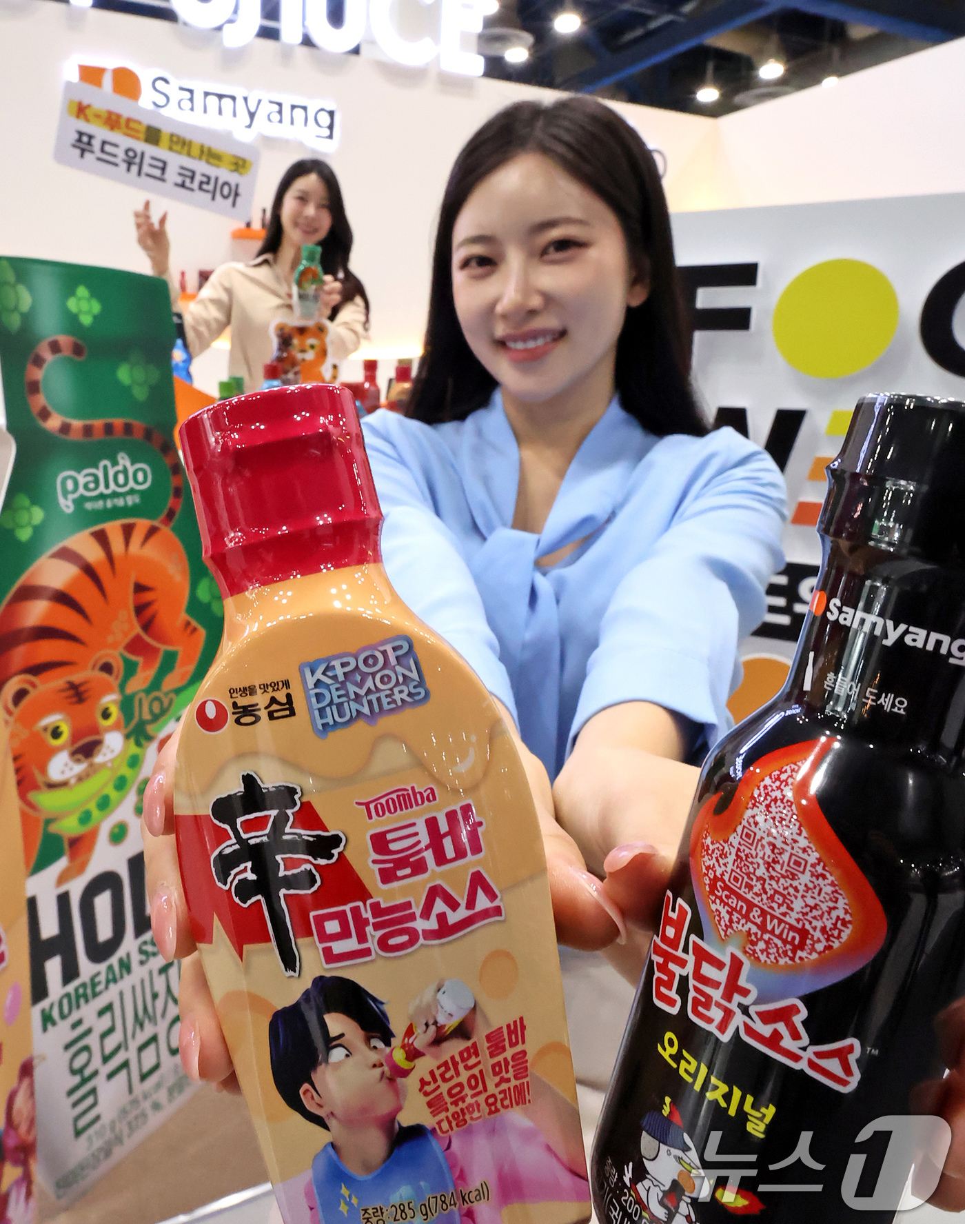 (서울=뉴스1) 장수영 기자 = 29일 서울 강남구 코엑스에서 열린 푸드위크 코리아 2025 행사장에서 모델들이 국내 인기 소스 제품을 선보이고 있다. 2025.10.29/뉴스1