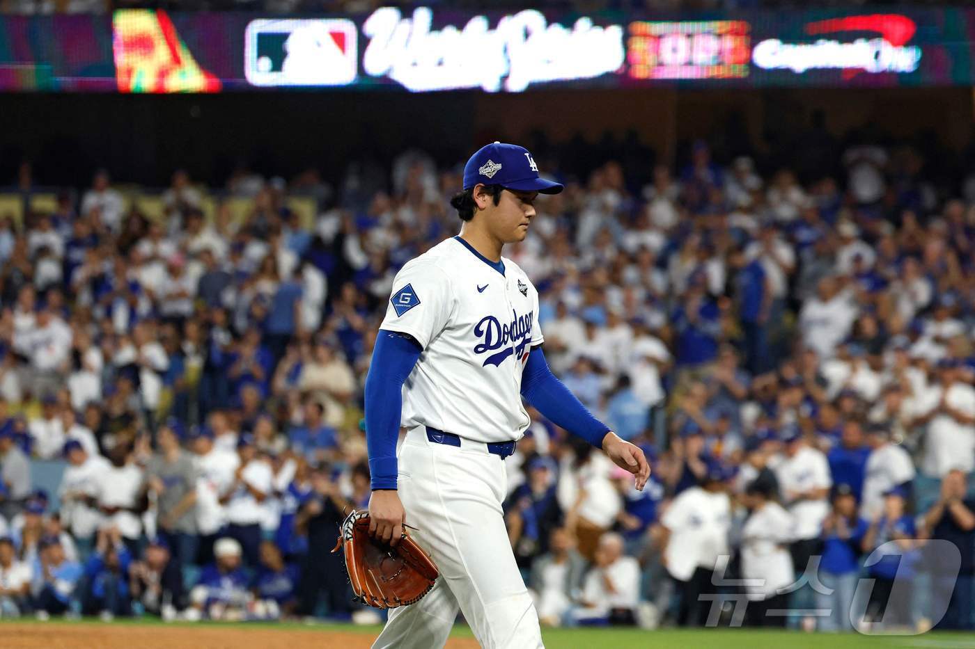 본문 이미지 - LA 다저스 오타니 쇼헤이가 29일(한국시간) 열린 토론토 블루제이스와 2025 메이저리그 월드시리즈 4차전에 선발 등판했지만 6이닝 4실점으로 패전 투수가 됐다.  ⓒ AFP=뉴스1
