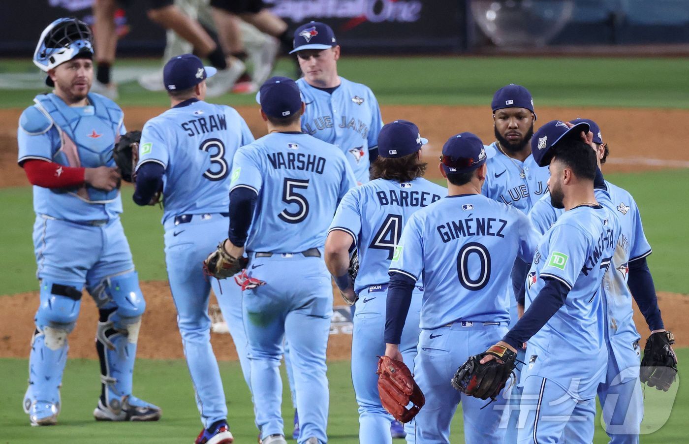 본문 이미지 - 토론토 블루제이스가 29일(한국시간) 열린 2025 메이저리그 월드시리즈 4차전에서 LA 다저스에 6-2로 이겼다. ⓒ AFP=뉴스1