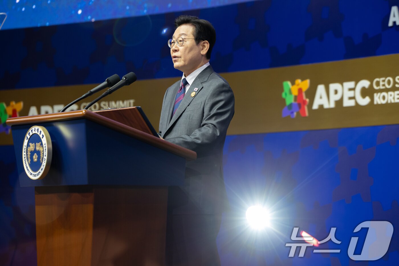 본문 이미지 - 이재명 대통령이 29일 경북 경주 예술의전당에서 열린 아시아태평양경제협력체&#40;APEC&#41; 정상회의 최고경영자&#40;CEO&#41; 서밋 개회식에서 특별연설을 하고 있다. &#40;대통령실 제공. 재판매 및 DB 금지&#41; 2025.10.29/뉴스1 ⓒ News1 허경 기자