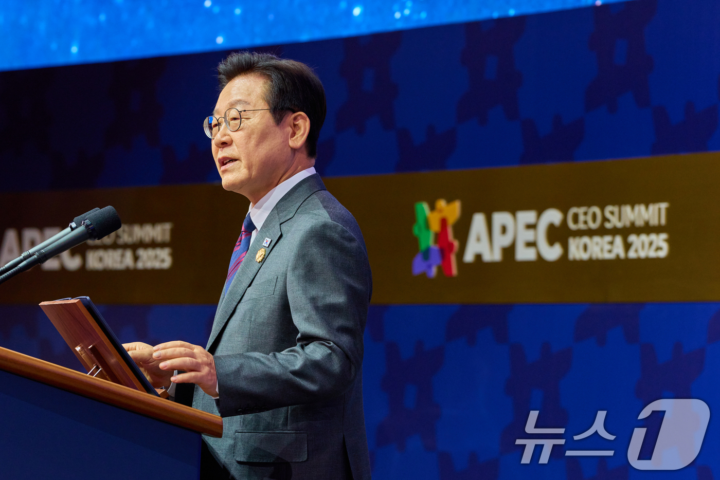 (서울=뉴스1) 허경 기자 = 이재명 대통령이 29일 경북 경주 예술의전당에서 열린 아시아태평양경제협력체(APEC) 정상회의 최고경영자(CEO) 서밋 개회식에서 특별연설을 하고 있 …