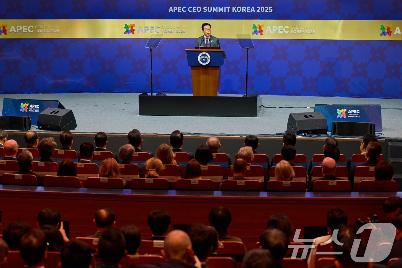 (서울=뉴스1) 허경 기자 = 이재명 대통령이 29일 경북 경주 예술의전당에서 열린 아시아태평양경제협력체(APEC) 정상회의 최고경영자(CEO) 서밋 개회식에서 특별연설을 하고 있 …